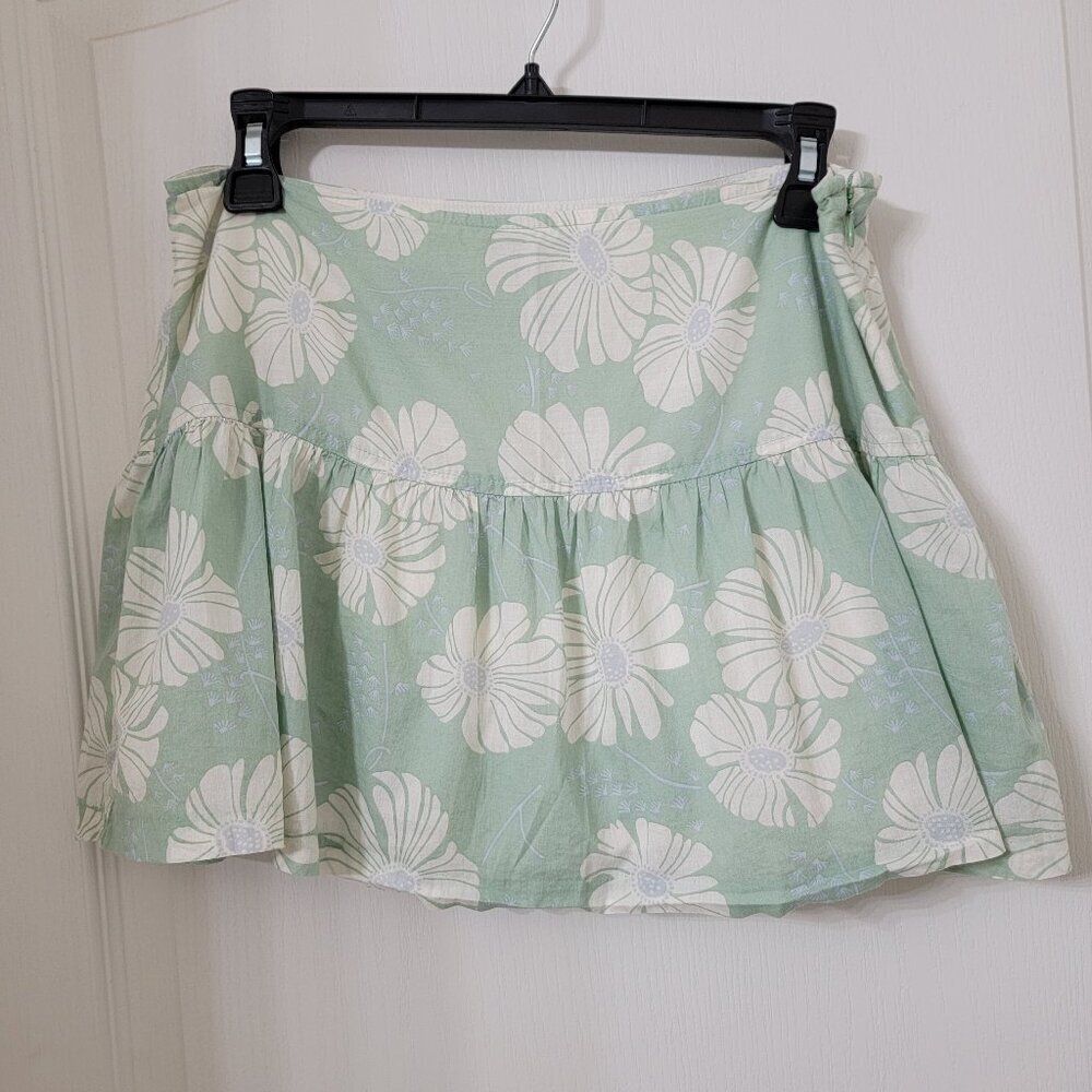 American Eagle Size 4 Pistachio / Mint Green with Ivory Flowers Micro Mini Skirt